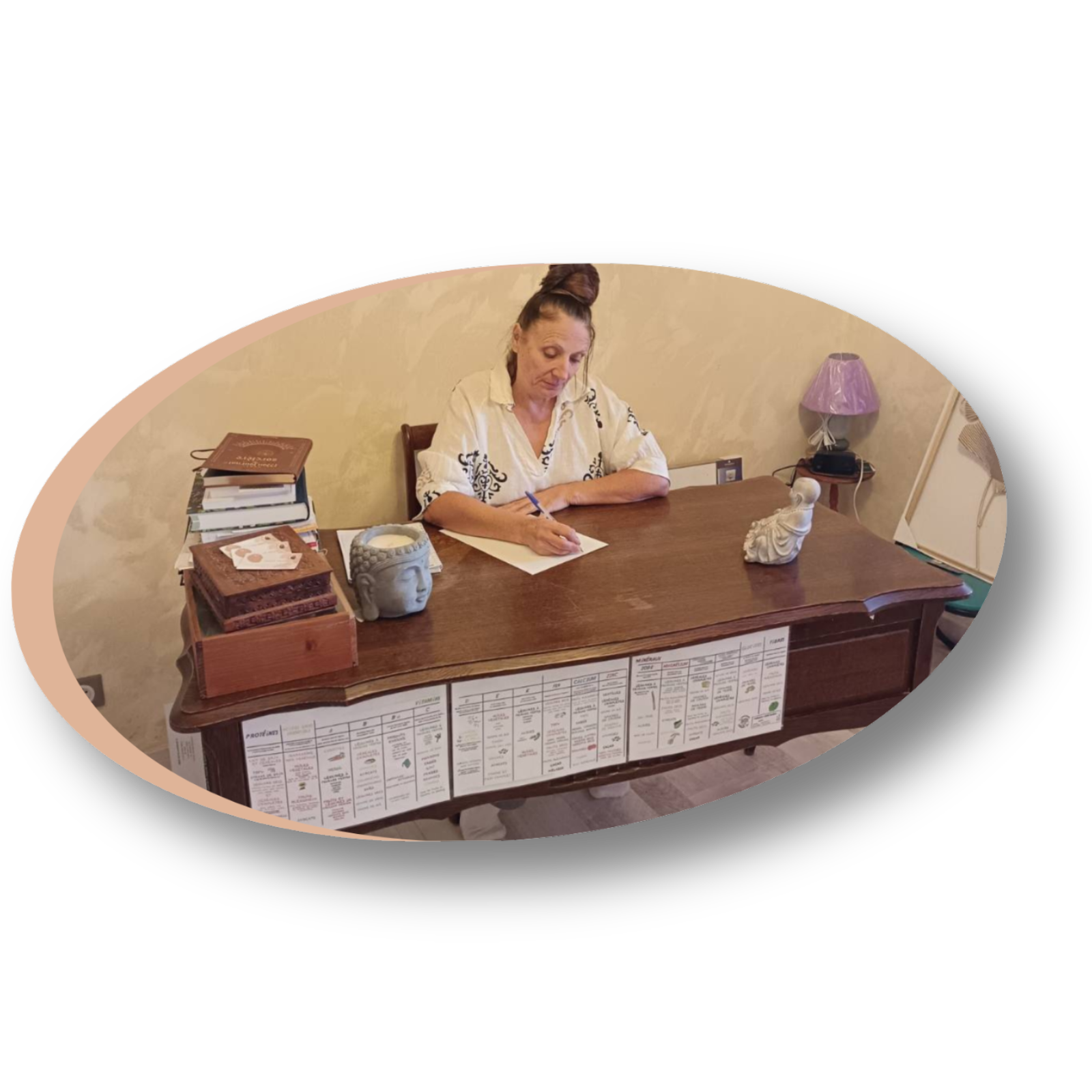 Chantal Deloy, thérapeute énergéticien et fondatrice de Solune Harmonie, au bureau à Magnières, Meurthe-et-Moselle (54).