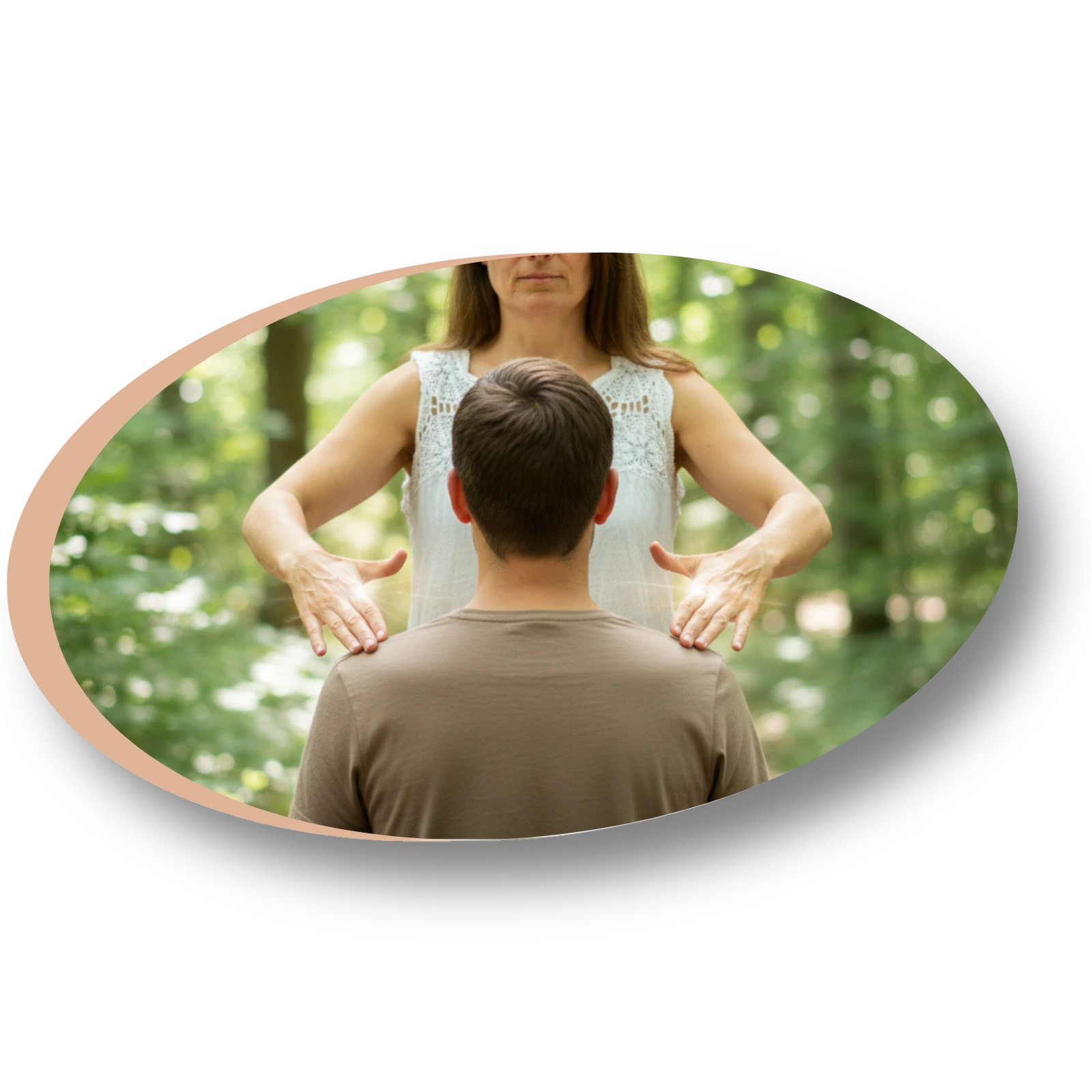 Soin énergétique en extérieur (forêt) près de Lunéville 54. L'énergéticien travaille sur les omoplates (chakra du cœur).