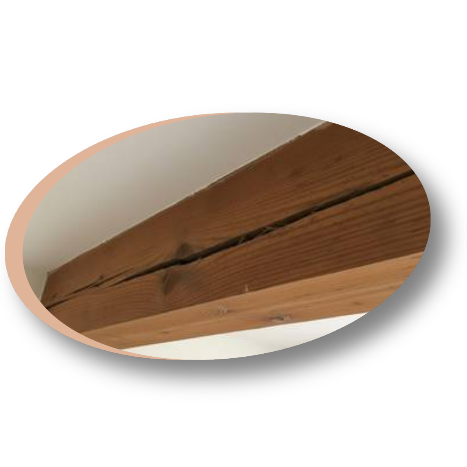 Poutre en bois qui fissure, une cause rationnelle de bruits expliquant parfois la peur d'un fantôme ou entité dans sa maison.