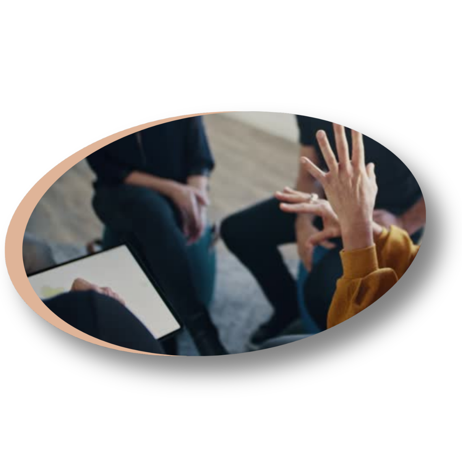 Participants en pratique durant une formation énergéticien reconnue pour devenir thérapeute holistique.
